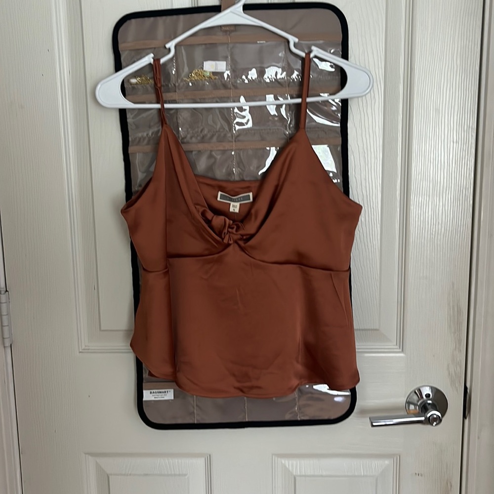 brown/orange top